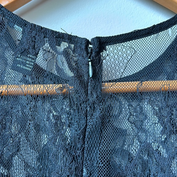 FOREVER 21 Black lace top size M - looks expensive - Picture 4 of 5